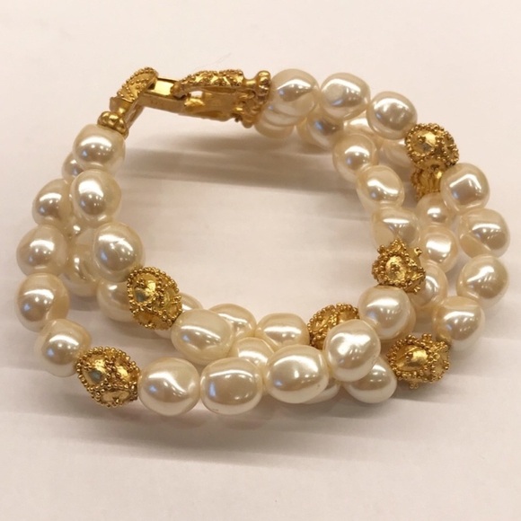 Beautiful Faux Pearl + Gold Bracelet - Picture 4 of 8